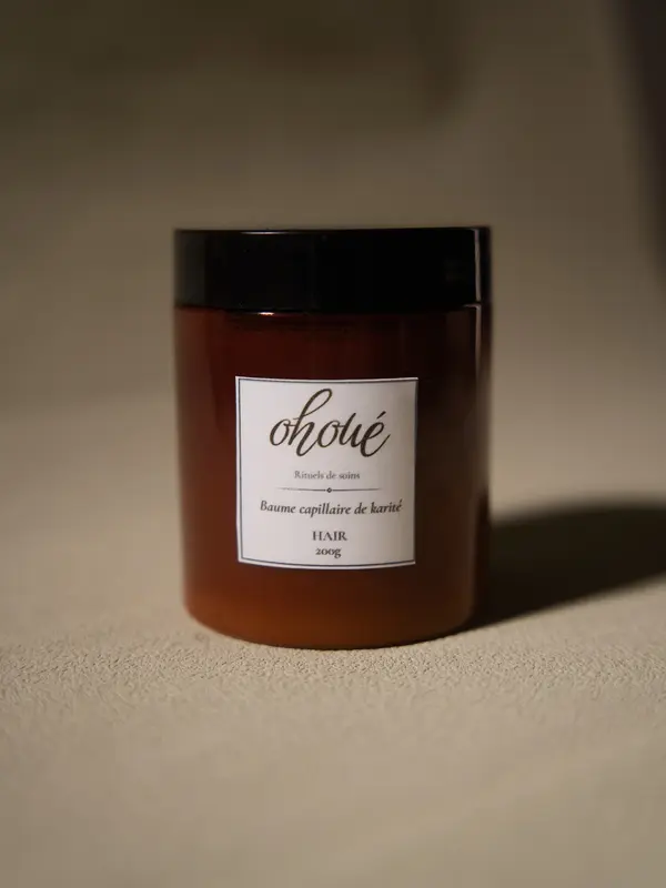 Pot ambré de Baume Capillaire Fondant Ohoué Hair, étiquette de face, posé sur fond beige.