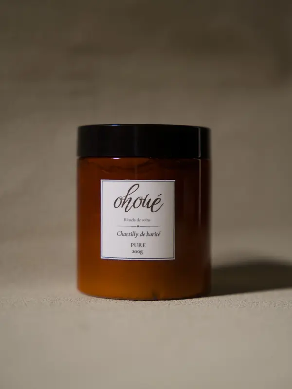 Pot ambré de Chantilly Pure, étiquette de face, posé sur fond beige.