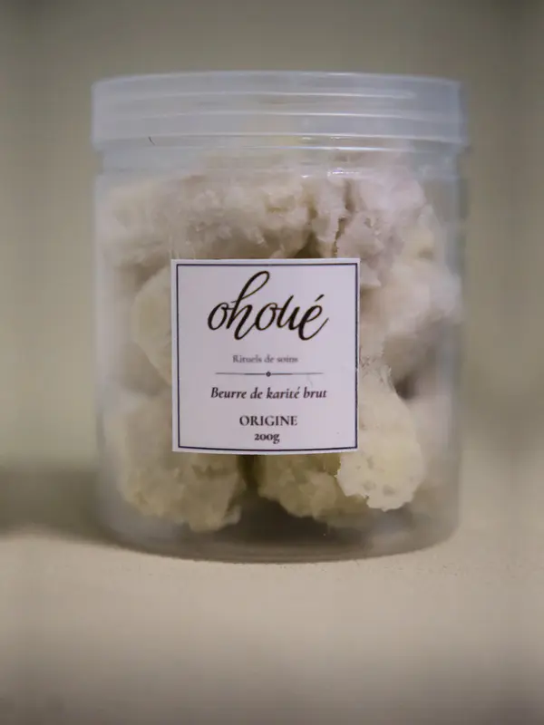 Pot OHOUE Origine de beurre de karité brut, étiquette de face, posé sur fond sombre.
